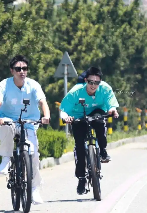 分钟火车坐18小时##贾乃亮黄晓明黄景瑜从炕上躺到了火车##星姐微博