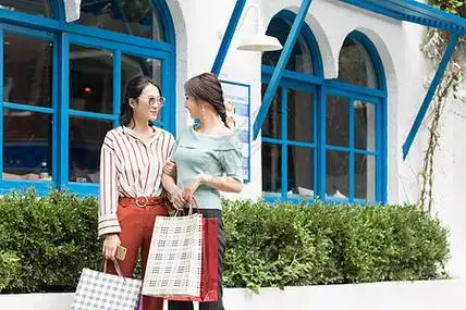 闺蜜一起开心逛街购物图片素材