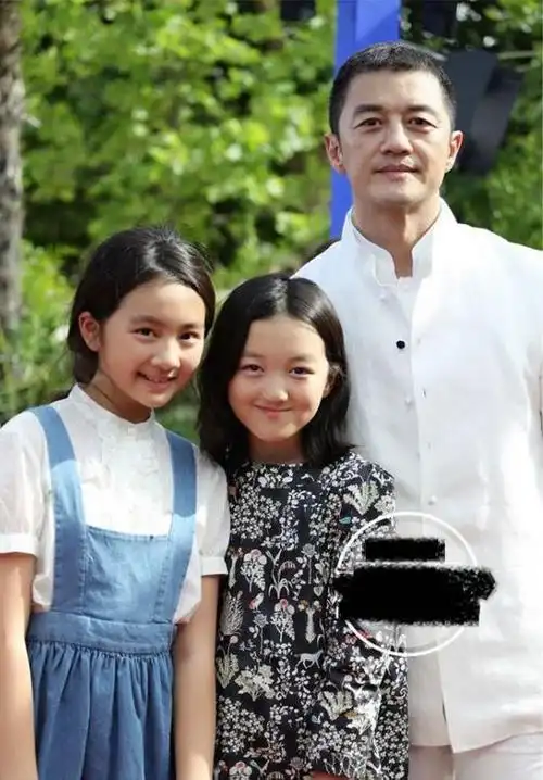 王菲母女同框菲姐颈纹暴露年龄李嫣身高显超母亲模样变化大