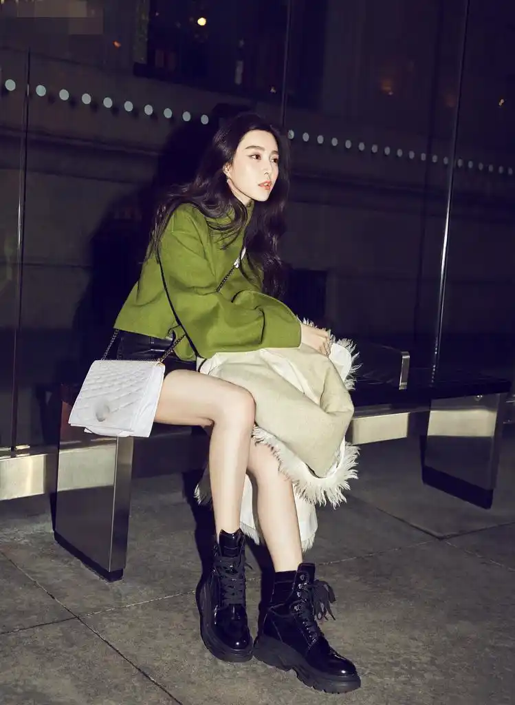 范冰冰演绎2017流行绿 毛衣配短裙秀美腿_高清图集_新浪网
