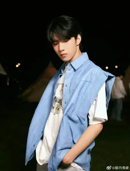 刘耀文蓝色马甲造型##刘耀文四宫格库存照