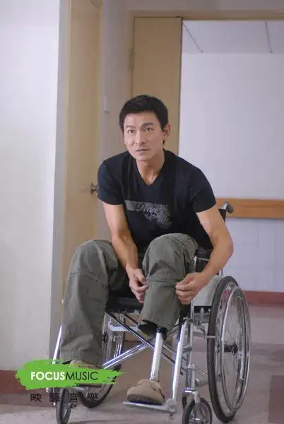 刘德华的腿是断的吗?