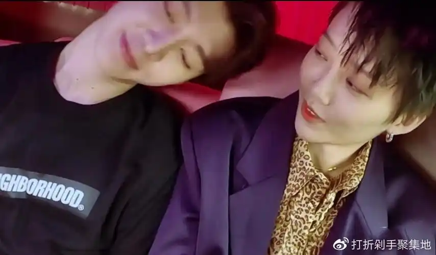 范丞丞和刘雨昕暧昧,当众牵手靠肩,欧阳娜娜的反应像极了吃醋的女友