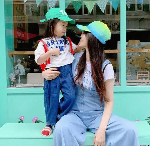 伊能静晒女儿近照5岁小米粒已有爸爸一半高妥妥的女神