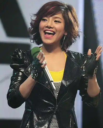 同是超女冠军,有人当老板,有人月薪一万,不是人人都是李宇春_腾讯新闻