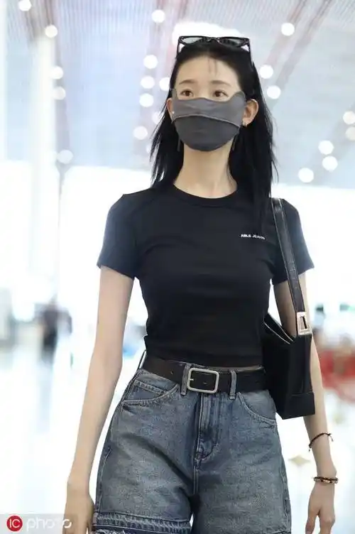 张艺凡现身北京机场 黑t恤搭配牛仔短裤清爽休闲