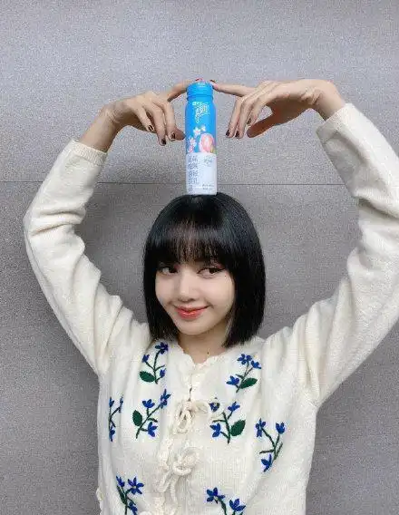 lisa就是"行走的短发展",不管什么样的短发都能完美驾驭,且同款发型也