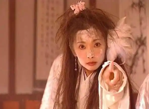 童年时的古装喜剧,李冰冰主演的《机灵小不懂》里,她被整得满头面粉的