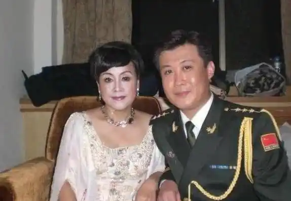 女歌手:不惧人言嫁老师,二婚嫁红二代粉丝,如今却