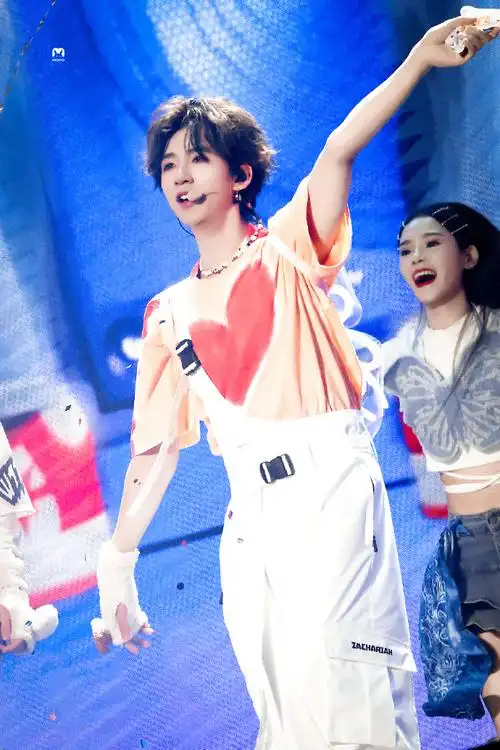 贺峻霖看到娶我灯牌的反应#本人私心,我最爱的小蝴蝶笑得很开心的