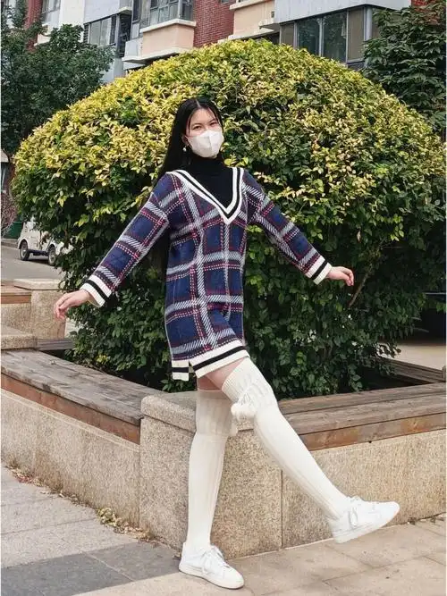 毛绒绒奶fufu的毛球过膝袜谁穿谁可爱