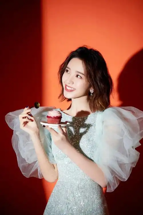 婚姻"人间清醒"唐艺昕,还是当下的时髦发型范本|短发|刘海|卷发|妆容