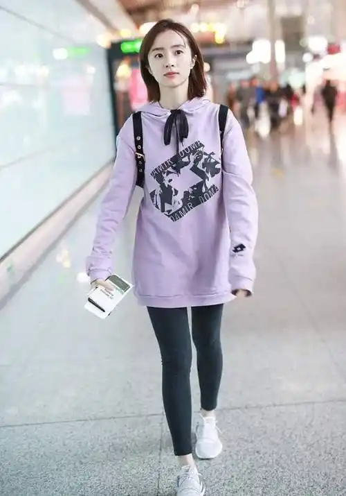 胡冰卿真是没明星架子,用黑色大棉衣做外套,也就她穿还不显土气_卫衣