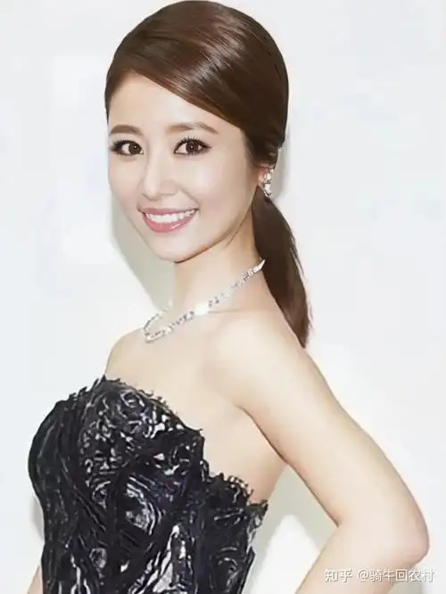 47岁林心如老到认不出穿宽松t恤遮肚腩网友素颜似大妈