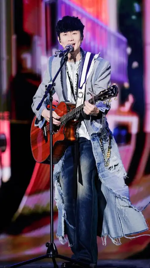 会丨手机壁纸大图版    赏心悦目新衣服越看越喜欢    #林俊杰演唱会