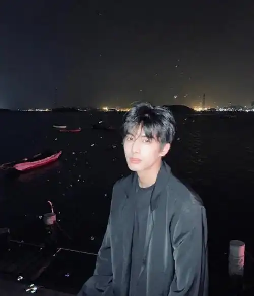 宋威龙晒出时尚杂志照一身黑豹条纹斑马装时尚帅气