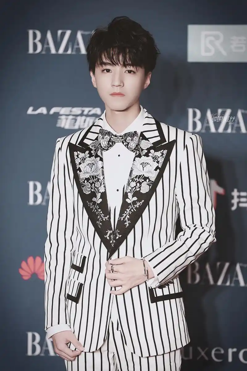 王俊凯这套西装简直帅到人神共愤了啊,戴戒指和手镯这里真的好苏