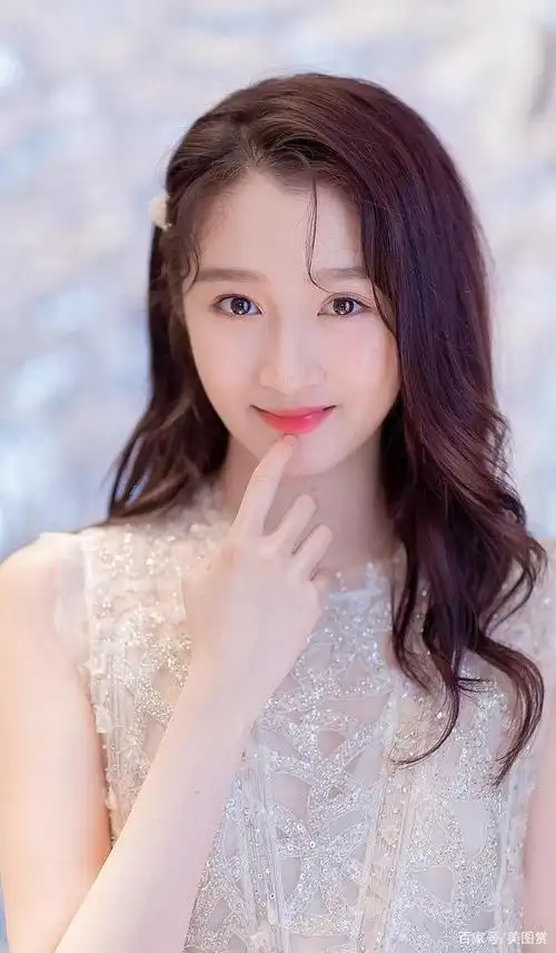 清新可爱迷人关晓彤,白色仙气,气质浑然天成,优雅大方甜美写真