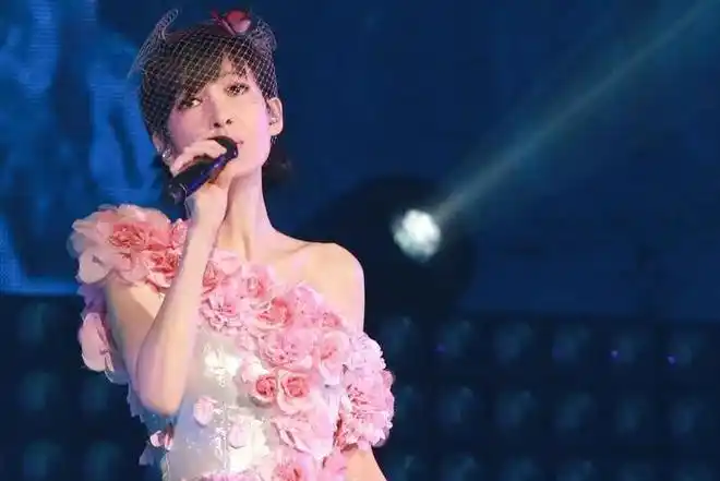 不仅长得漂亮,会唱歌会演戏,甚至还能当主持人,多才多艺的周慧敏还会