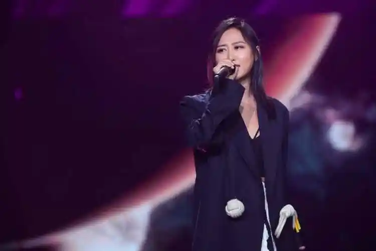 如今陈粒的男友是陈陈陈,是香料乐队主唱,陈粒和男友陈陈陈挽手照片