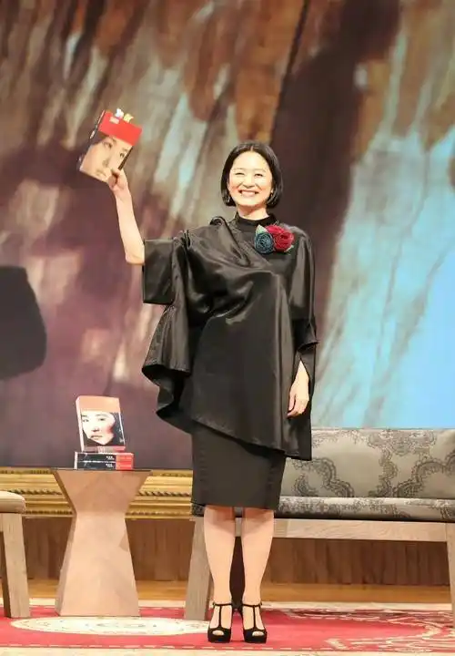 林青霞乘私人飞机出行,一身行头气派十足,69岁依旧风华绝代_时尚_显得