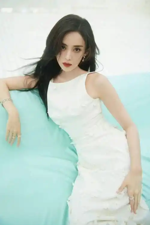 古力娜扎身穿一袭白色立体花朵仙女裙,颜值和身材都不错-爱读书