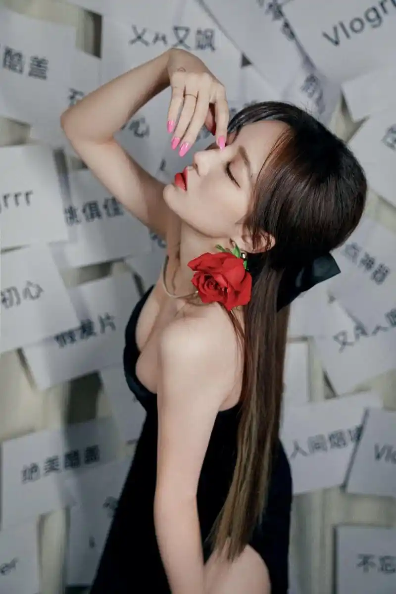 孟佳身材也太好了吧,一袭黑色抹胸裙,魅力十足惊艳四方.