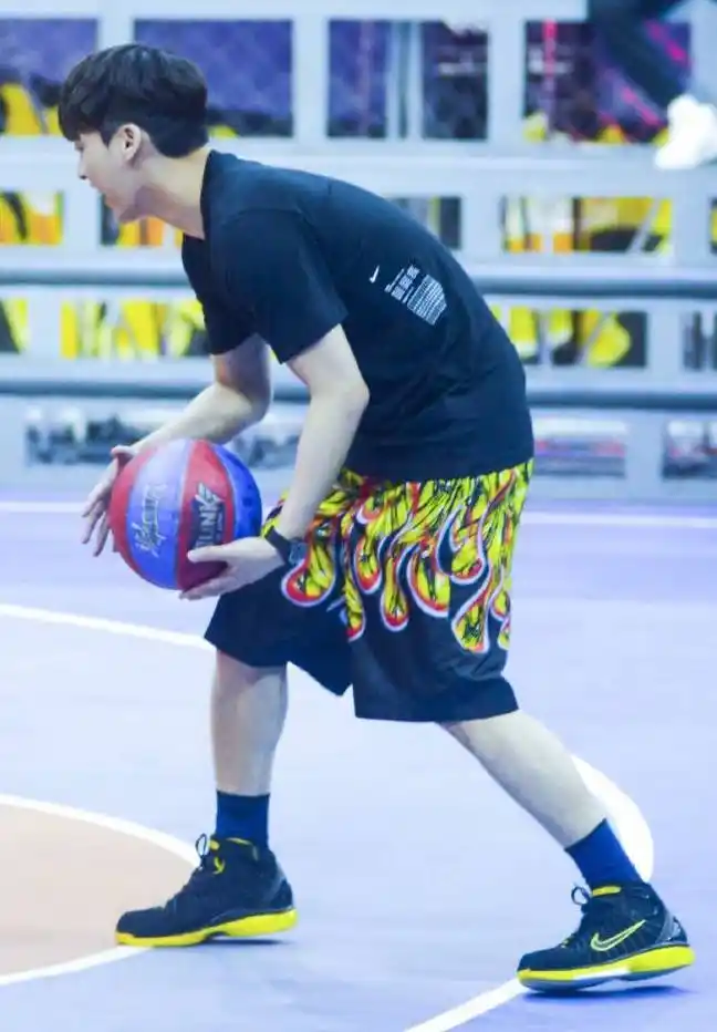 李易峰打篮球真的是太养眼了!