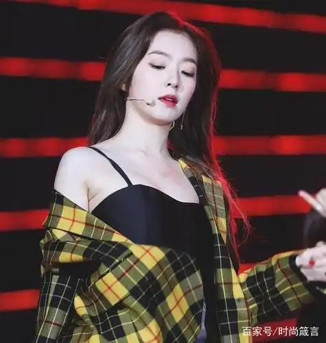 裴珠泫跳舞时外套不慎滑落,香肩外露,性感十足!