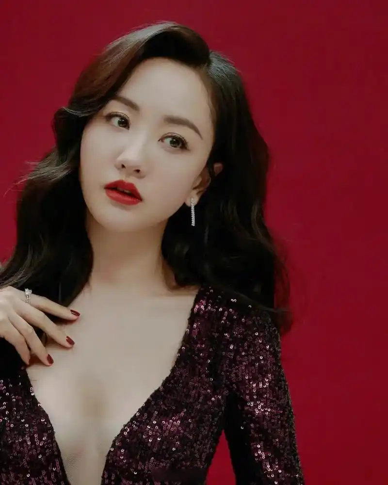 杨蓉也是女神级别的美人了吧,肤白貌美大长腿,红唇美妆太撩人!