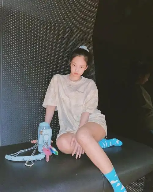 jennie最近还营业了自己的新look,脚上踩着天蓝色云朵袜一眼就引起了