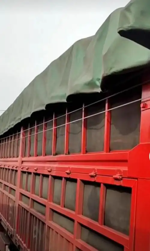 老司机盖篷布有妙招,装卸仅需几秒钟,干活真轻松!