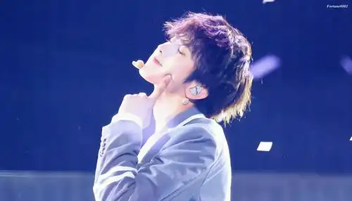 陈钰琪台上比心,谁注意到蔡徐坤的表情,网友:啥情况?