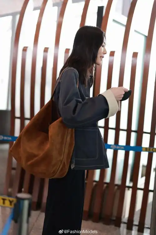 表姐#刘雯#今晨现身机场,出发前往上海出席活动.