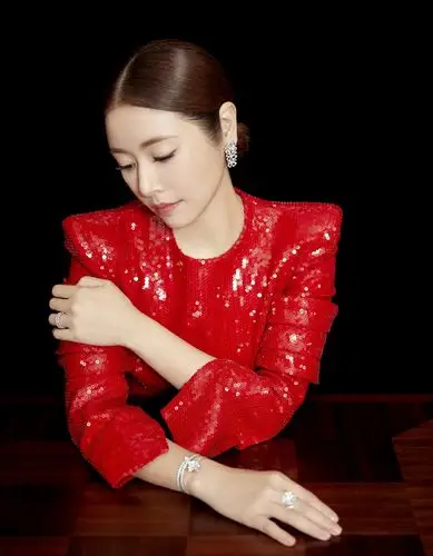 林心如春晚造型曝光,穿亮片红色连衣裙美艳喜庆,辣妈身材太有料