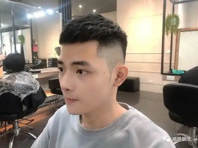 第2款:瓜子头发型身材比较瘦的男生,脸型一般也很有棱角感,因此选择剪