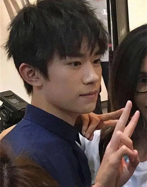 易烊千玺这组照片真的绝了