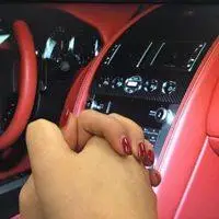 开车时情侣牵手的图片_微信头像图片大全