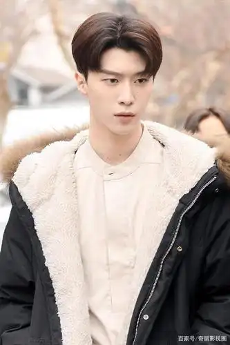 《曾少年》范丞丞路透照,西装革履现代装帅爆,与角色契合度满分