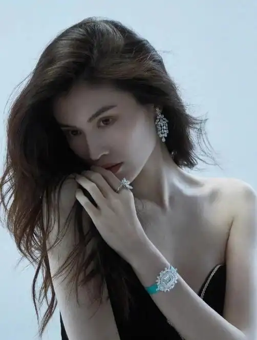 没分手!陈伟霆何穗再次被拍疑似甜蜜同居,何穗晒泳装照疑似怀孕