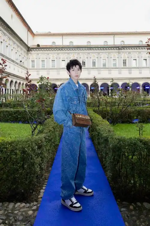 王源米兰看秀图##王源米兰晚宴图