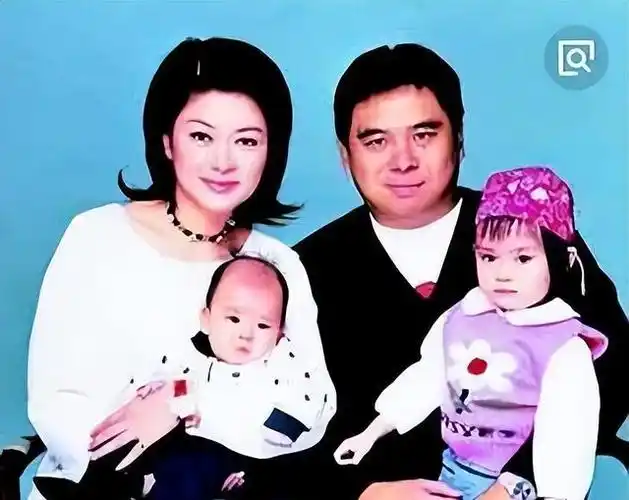 为娶央视名嘴,富豪丁健抛妻弃子,但是前妻竟然和现任竟处成闺蜜