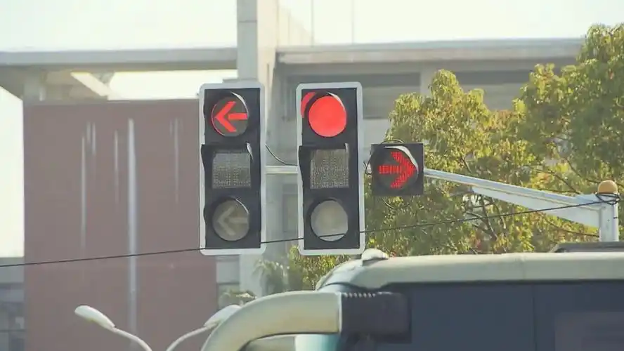 目前奉贤区交通信号灯有右转红灯的路口有6个:解放东路金海公路路口南