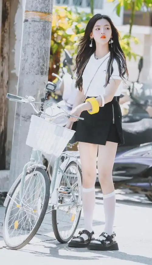 《创造101》,6月23日以第3名的成绩加入女子演唱组合火箭少女101并