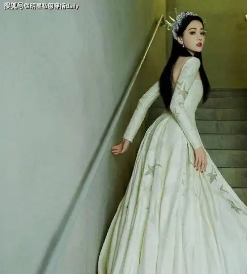 迪丽热巴一袭星星礼服头戴水晶头饰宛若洋娃娃气质妩媚又迷人