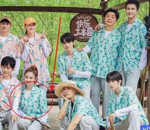 《快本》合照细节太现实,快乐家族又抱团?与嘉宾的关系好微妙!