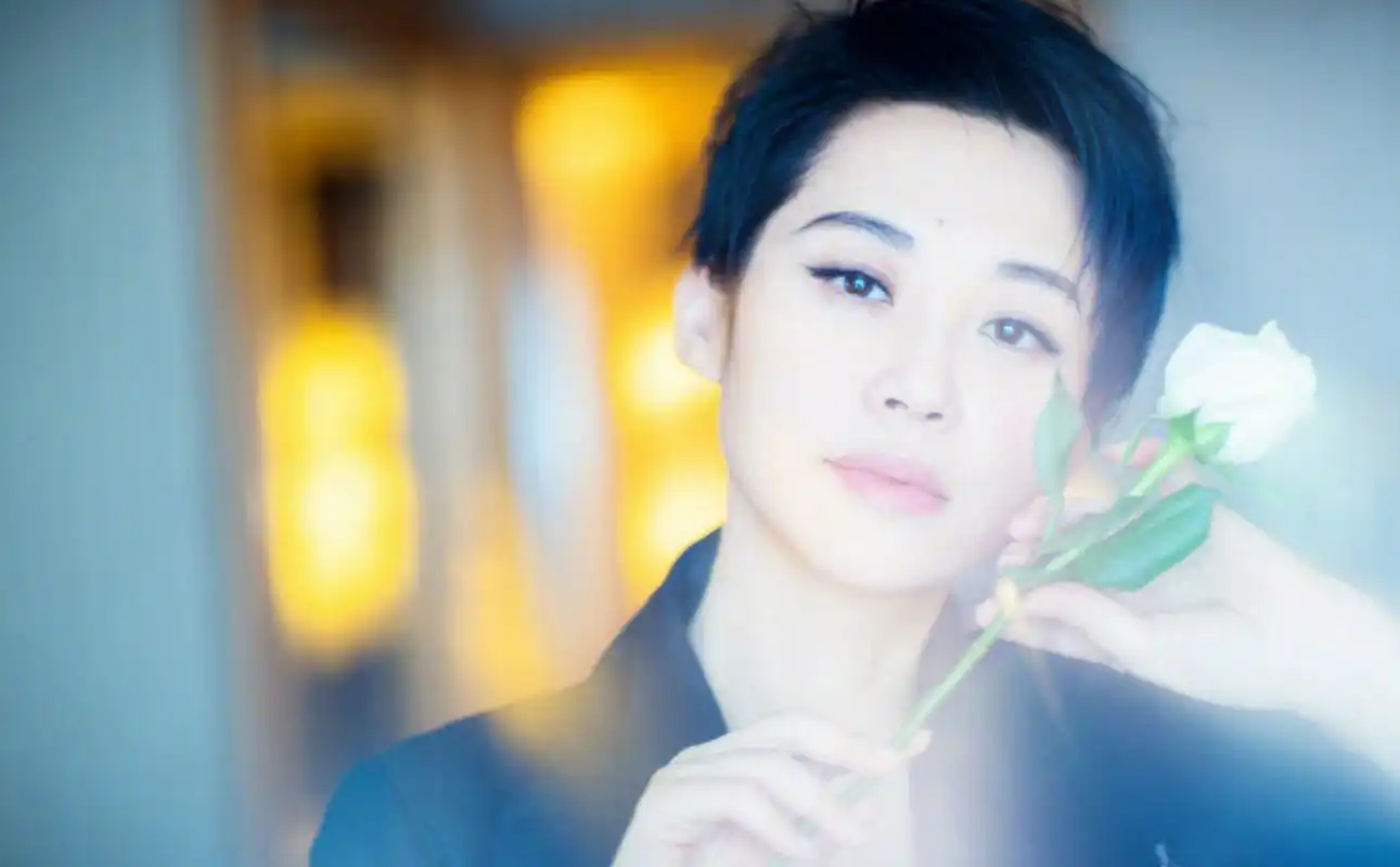 短发潇洒帅气,率真又不失性感#许晴