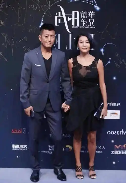 终于见到江珊真实样,二婚后发福发腮,甚至没素人漂亮,田小洁身材干瘦