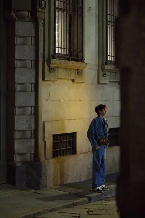 全身印花logo牛仔搭配运动鞋,斜挎棕色背包吸睛,祝看秀顺利啦#王源