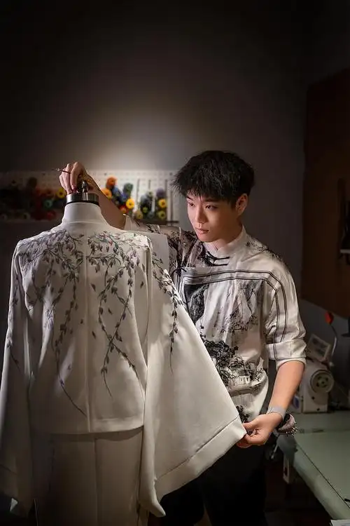 国风盛行,衣锦少年 | 90后设计师张突然,玩出态度中国风